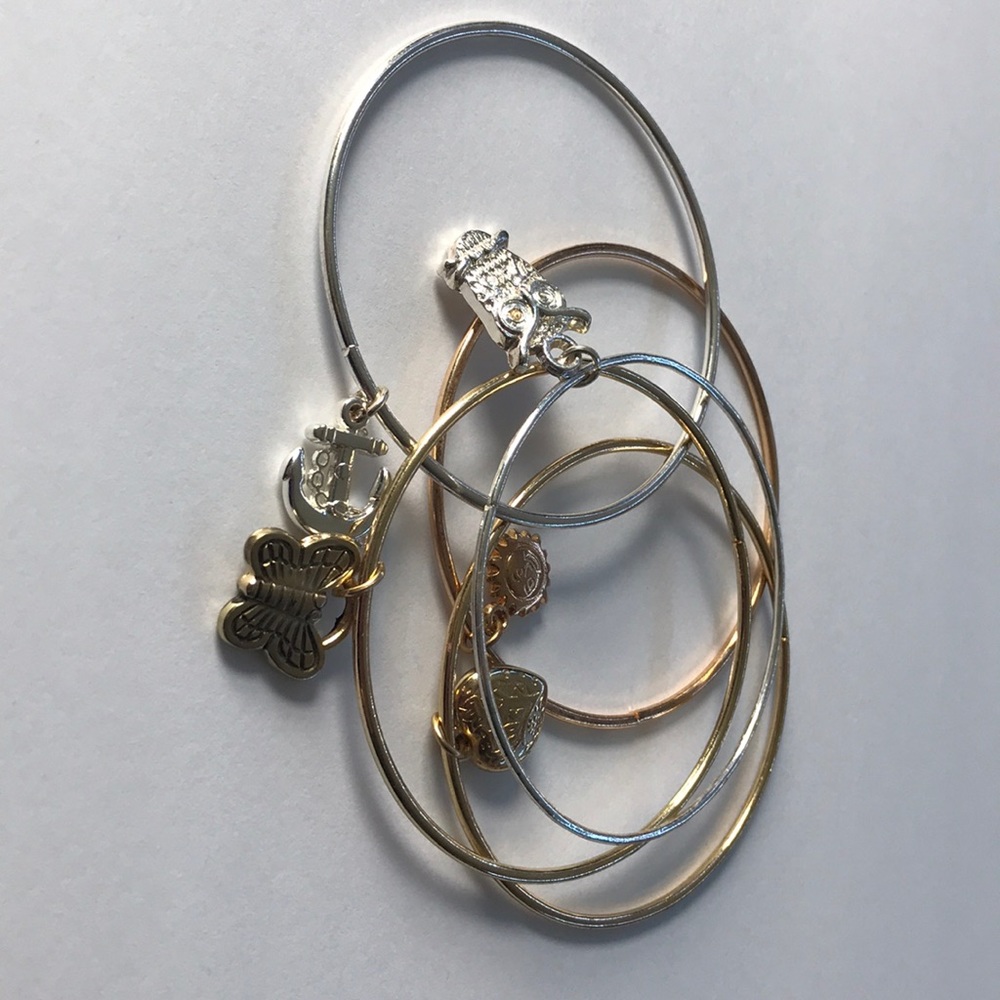 Set of 5 bangle bracelets all 5 for 6$